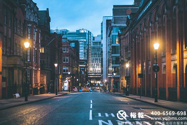 　　隨著城市化進程的加快，樓宇管理逐漸成為現(xiàn)代城市的重要組成部分。樓宇智能管理系統(tǒng)(Integrated Building Management System，簡稱IBMS)應運而生，成為解決樓宇運營管理效率、降低能耗、提升居住與工作環(huán)境的重要工具。本文將詳細探討樓宇IBMS系統(tǒng)的組成、功能、優(yōu)勢以及未來的發(fā)展趨勢。  　　一、什么是樓宇IBMS系統(tǒng)?  　　樓宇IBMS系統(tǒng)是一種集成的管理平臺，通過物聯(lián)網(wǎng)(IoT)、大數(shù)據(jù)、云計算等新興技術，將建筑內(nèi)各種設備與系統(tǒng)(如空調(diào)、照明、安防、消防、能耗管理等)有效整合，實現(xiàn)集中監(jiān)控與管理。其目的是提升建筑的運營效率、降低能耗、保障居住者的安全，創(chuàng)造更加舒適的環(huán)境。  　　二、樓宇IBMS系統(tǒng)的核心組成  　　1. 監(jiān)控系統(tǒng)：樓宇IBMS系統(tǒng)能夠實時監(jiān)控建筑內(nèi)各類設備的運行狀況，如空調(diào)系統(tǒng)的溫度、濕度水平，照明系統(tǒng)的電源狀態(tài)等。這些數(shù)據(jù)可以通過可視化界面直觀展現(xiàn)，便于運維人員快速做出響應。  　　2. 能源管理系統(tǒng)：通過對建筑內(nèi)能耗的實時跟蹤，實現(xiàn)能耗數(shù)據(jù)的分析與優(yōu)化，幫助管理者制定更為科學的能耗策略，降低運營成本。  　　3. 安全與安防系統(tǒng)：集成視頻監(jiān)控、門禁控制、報警系統(tǒng)等，以確保建筑內(nèi)人員及財產(chǎn)的安全。這一模塊能夠實時識別異常情況，并立即通知相關人員或部門采取措施。  　　4. 建筑自動化系統(tǒng)：樓宇IBMS系統(tǒng)利用傳感器和控制器實現(xiàn)對建筑內(nèi)部環(huán)境(如溫度、濕度、光照等)的自動調(diào)節(jié)，提升居住舒適度。  　　5. 通訊與網(wǎng)絡系統(tǒng)：為了保障各個系統(tǒng)的高效協(xié)作，樓宇IBMS系統(tǒng)還需要強大的通訊與網(wǎng)絡基礎設施支持。這包括有線網(wǎng)絡、無線網(wǎng)絡和云計算平臺。  　　三、樓宇IBMS系統(tǒng)的功能與優(yōu)勢  　　1. 提升管理效率：樓宇IBMS系統(tǒng)可以將建筑內(nèi)各類設備的操作整合到一個平臺上，管理者通過該系統(tǒng)即可進行智能控制，降低了人力成本，提升了工作效率。  　　2. 降低能耗：通過實時監(jiān)測與數(shù)據(jù)分析，IBMS系統(tǒng)能夠識別能耗異常，并及時進行調(diào)整，幫助建筑降低能耗和運營成本，實現(xiàn)綠色建筑目標。  　　3. 改善居住體驗：樓宇IBMS系統(tǒng)可以根據(jù)使用者的需求自動調(diào)節(jié)室內(nèi)環(huán)境，如調(diào)節(jié)空調(diào)的溫度與濕度、照明的亮度等，確保員工在舒適的環(huán)境中工作，提高工作效率。  　　4. 提高安全性：集成的安防系統(tǒng)能夠實時監(jiān)測潛在風險，并及時發(fā)出預警，保障建筑及其使用者的安全。尤其在火災、入侵等突發(fā)事件中，IBMS系統(tǒng)能迅速響應，最大限度地減少損失。  　　5. 可擴展性與靈活性：樓宇IBMS系統(tǒng)具有良好的可擴展性，能夠根據(jù)建筑的不同需求，靈活添加或調(diào)整模塊，確保系統(tǒng)始終適應建筑的運營變化。  　　四、樓宇IBMS系統(tǒng)的應用場景  　　1. 商業(yè)辦公樓：在大型商業(yè)辦公樓中，樓宇IBMS系統(tǒng)能夠實時監(jiān)控各項運營數(shù)據(jù)，幫助管理者進行有效的資產(chǎn)管理和空間利用，提升辦公環(huán)境的舒適度和安全性。  　　2. 酒店與會展中心：在酒店及會展中心，IBMS系統(tǒng)可通過智能化管理提升客戶體驗，如智能燈光控制、溫度調(diào)節(jié)等，提升客滿時的運營效率。  　　3. 醫(yī)療機構：醫(yī)院等醫(yī)療機構對于環(huán)境的要求極高，樓宇IBMS系統(tǒng)可以保證醫(yī)院內(nèi)部空氣質(zhì)量、溫濕度維持在最佳狀態(tài)，保障患者與醫(yī)務人員的安全與舒適。  　　4. 工業(yè)廠房：在工業(yè)企業(yè)中，IBMS系統(tǒng)可以有效監(jiān)控和管理設備的運行狀態(tài)，降低設備故障率，同時優(yōu)化能耗管理，提高生產(chǎn)效率。  　　五、樓宇IBMS系統(tǒng)的未來發(fā)展趨勢  　　1. 智能化水平提升：隨著人工智能及機器學習技術的發(fā)展，IBMS系統(tǒng)將變得更加智能，能夠根據(jù)歷史數(shù)據(jù)和實時監(jiān)測自動優(yōu)化建筑管理策略。  　　2. 云計算的廣泛應用：未來的IBMS系統(tǒng)將更多地依賴云計算，通過云平臺實現(xiàn)數(shù)據(jù)的存儲、管理與分析，推動建筑管理的數(shù)字化轉型。  　　3. 物聯(lián)網(wǎng)技術的深度整合：IBMS系統(tǒng)將與物聯(lián)網(wǎng)設備深度融合，建立起更為廣泛的智能設備生態(tài)，實現(xiàn)建筑內(nèi)部的全面互聯(lián)與自動化管理。  　　4. 可持續(xù)發(fā)展的推動：環(huán)保與可持續(xù)發(fā)展將是未來IBMS系統(tǒng)發(fā)展的重要方向，樓宇IBMS系統(tǒng)通過實時監(jiān)測與數(shù)據(jù)分析，幫助建筑達到更低的碳排放標準，實現(xiàn)可持續(xù)運營。  　　5. 用戶體驗至上的設計：未來的IBMS系統(tǒng)將更加注重用戶體驗，通過更為簡潔的界面、更流暢的操作流程保障用戶的便捷性，提升用戶對系統(tǒng)的認可度。  　　結論  　　樓宇IBMS系統(tǒng)作為現(xiàn)代建筑管理的重要工具，憑借其強大的集成能力和智能化管理，為建筑的高效運營、節(jié)能降耗及安全保障提供了有力支持。隨著技術的不斷進步和發(fā)展，IBMS系統(tǒng)的應用前景將更加廣闊，必將引領未來建筑管理方式的變革。